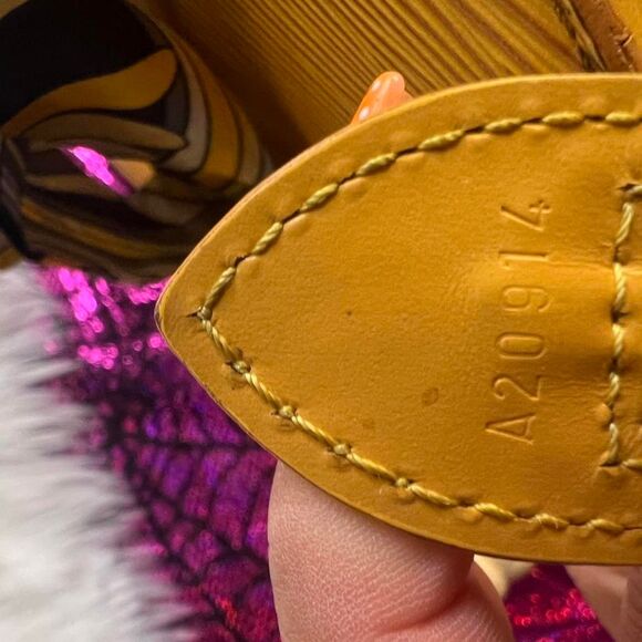 Louis-Vuitton Yellow St Jacques Epi leather bag and wallet bundle - Picture 8 of 9